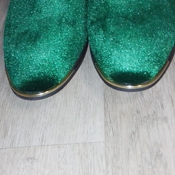 Elegant Green Velvet Loafers - Picture 4 of 8